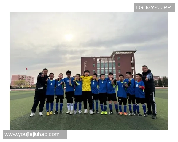 足球球星庆祝背影定格瞬间展现激情与荣耀的完美融合